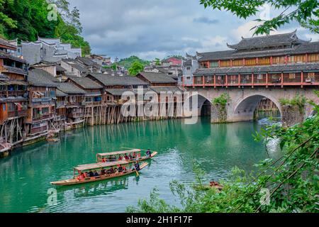 FENGHUANG, CHINA - 23. APRIL 2018: Chinesisches Touristenattraktionsziel - Feng Huang Ancient Town (antike Stadt Phoenix) am Tuo Jiang Fluss mit bri Stockfoto