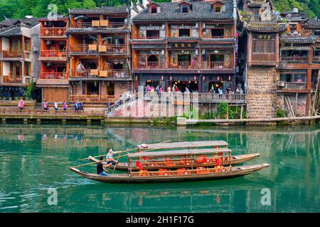 FENGHUANG, CHINA - 21. APRIL 2018: Chinesisches Touristenattraktionsziel - Feng Huang Ancient Town (antike Stadt Phoenix) am Tuo Jiang Fluss mit bri Stockfoto