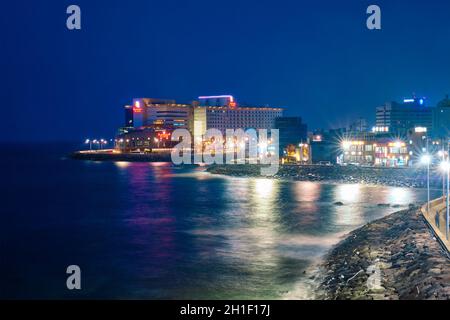 JEJU, SÜDKOREA - 8. APRIL 2018: Jeju-Kurstadt bei Nacht beleuchtet, Jeju-Insel, Südkorea Stockfoto