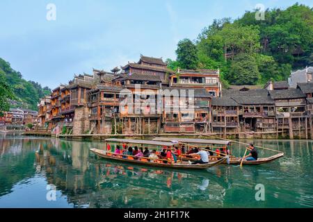 FENGHUANG, CHINA - 21. APRIL 2018: Chinesisches Touristenattraktionsziel - Feng Huang Ancient Town (antike Stadt Phoenix) am Tuo Jiang Fluss mit bri Stockfoto