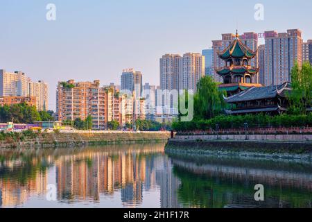 CHENGDU, CHINA - 16. APRIL 2018: Wangjiang Pavilion (Wangjiang Tower) Park (Wangjianglou Park) Blick über den Jinjiang Fluss, Chengdu, Sichuan, China auf su Stockfoto