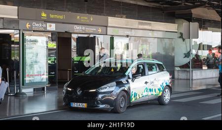 Lissabon, Portugal - 11. Mai 2018: Taxi, das seinen Passagier vor dem Check-in und Abflugeingang des Terminals 1 von Lissabon International absetzt Stockfoto