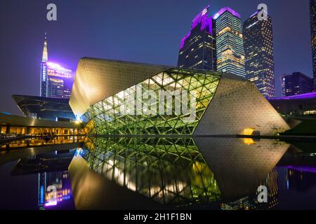 GUANGZHOU, China - 27. APRIL 2018: Guangzhou Opera House, entworfen von berühmten irakischen Architektin Zaha Hadid illluminated bei Nacht Stockfoto