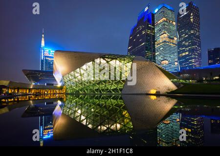 GUANGZHOU, China - 27. APRIL 2018: Guangzhou Opera House, entworfen von berühmten irakischen Architektin Zaha Hadid illluminated bei Nacht Stockfoto