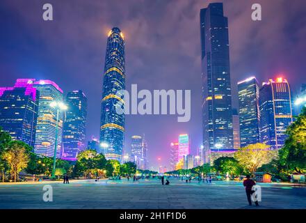 GUANGZHOU, CHINA - 27. APRIL 2018: Guangzhou Skyline über dem Pearl River beleuchtet am Abend. Guangzhou, China Stockfoto