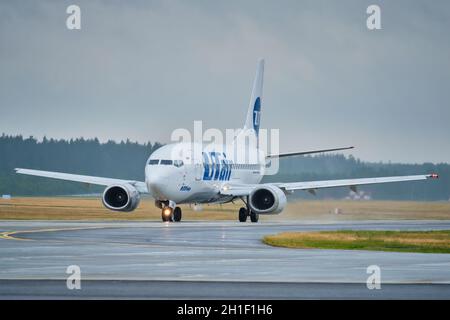 MINSK, WEISSRUSSLAND - 15. JUNI 2018: UTair-Flug Boeing 737-500 Flugzeug-Taxi auf der Landebahn des Nationalen Flughafens Minsk Stockfoto