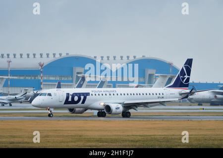 MINSK, WEISSRUSSLAND - 15. JUNI 2018: LOT Polish Airlines Flug Embraer 195 Flugzeug-Taxi auf Start- und Landebahn im National Airport Minsk Stockfoto