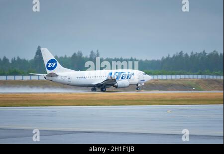 MINSK, WEISSRUSSLAND - 15. JUNI 2018: UTair-Flug Boeing 737-500 Flugzeug-Taxi auf der Landebahn des Nationalen Flughafens Minsk Stockfoto