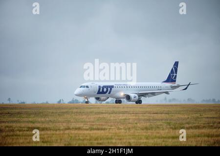 MINSK, WEISSRUSSLAND - 15. JUNI 2018: LOT Polish Airlines Flug Embraer 195 Flugzeug-Taxi auf Start- und Landebahn im National Airport Minsk Stockfoto