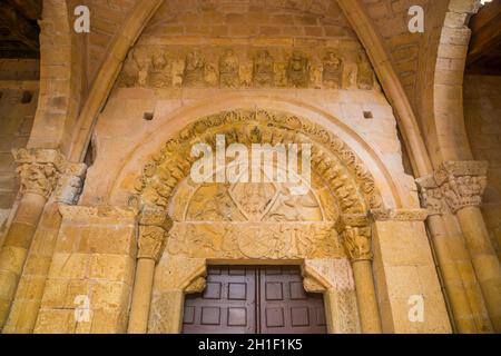 Fassade der Kirche. Virgen de la Peña Heiligtum, Sepulveda, Provinz Segovia, Castilla Leon, Spanien. Stockfoto