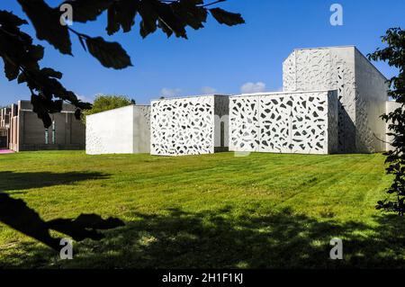 FRANKREICH. NORD (59). LILLE/VILLENEUVE D'ASCQ. DAS LAM, LILLE METROPOLIS MUSEUM FÜR MODERNE KUNST DER ZEITGENÖSSISCHEN KUNST UND ROHKUNST. GEBÄUDE: MANUELLE GAUTR Stockfoto