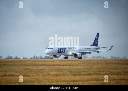 MINSK, WEISSRUSSLAND - 15. JUNI 2018: LOT Polish Airlines Flug Embraer 195 Flugzeug-Taxi auf Start- und Landebahn im National Airport Minsk Stockfoto