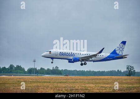 MINSK, WEISSRUSSLAND - 15. JUNI 2018: Belavia flug der belarussischen Fluggesellschaften Embraer E175, der auf der Landebahn des Nationalen Flughafens Minsk landet Stockfoto