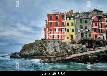 RIOMAGGIORE, ITALIEN - 25. APRIL 2019: Riomaggiore Dorf beliebtes Touristenziel im Nationalpark Cinque Terre ein UNESCO-Weltkulturerbe, Ligur Stockfoto