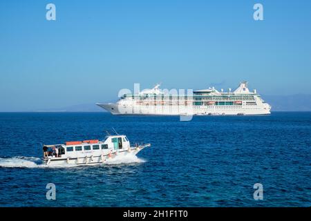 MYKONOS, GRIECHENLAND - 29. MAI 2019: Kreuzfahrt-Linienschiff Costa Luminosa im Mittelmeer nahe der Insel Mykonos. Ägäis, Griechenland Stockfoto