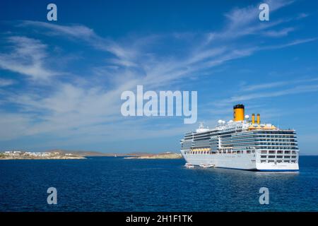 MYKONOS, GRIECHENLAND - 29. MAI 2019: Kreuzfahrt-Linienschiff Costa Luminosa im Mittelmeer nahe der Insel Mykonos. Ägäis, Griechenland Stockfoto