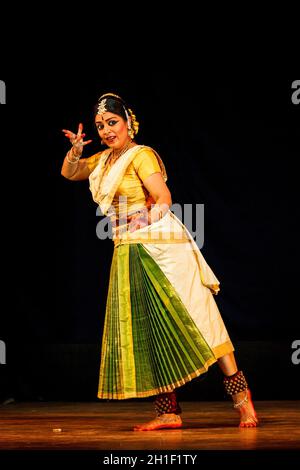 CHENNAI, INDIEN - 31. AUGUST: Bharata Natyam (Bharatanatyam - klassischer indischer Tanz) Aufführung am 31. August 2009 in Chennai, Tamil Nadu, Indien. Expo Stockfoto
