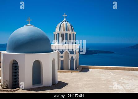 Kuppeln auf dem Dach der Kirche des heiligen Evangelisten Markus und die Ägäis auf der Fira Stadt auf der Insel Santorin Stockfoto