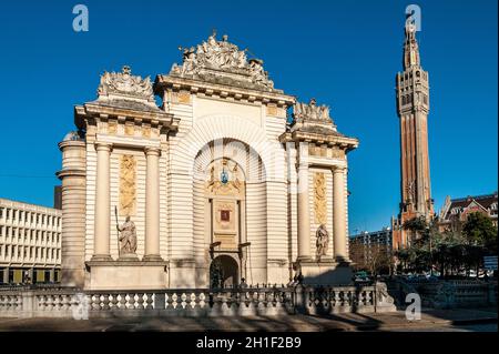 FRANKREICH. NORD (59). LILLE. DAS PARISER TOR. IM HINTERGRUND DER GLOCKENTURM DES RATHAUSES Stockfoto