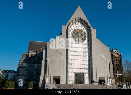 FRANKREICH. NORD (59). LILLE. KATHEDRALE NOTRE-DAME-DE-LA-TREILLE. MODERNE FASSADE, ENTWORFEN VOM ARCHITEKTEN PIERRE-LOUIS CARLIER Stockfoto