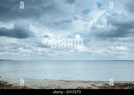 Panoramablick auf den bewölkten Himmel. Dramatischer Himmel und weiße Wolken vor Regen in der Regenzeit über der Küste. Wolkenlandschaft. Düsterer und launischer Hintergrund Stockfoto