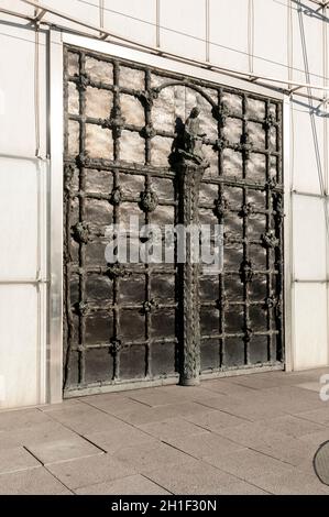 FRANKREICH. NORD (59). LILLE. KATHEDRALE NOTRE-DAME-DE-LA-TREILLE. MODERNE FASSADE, ENTWORFEN VOM ARCHITEKTEN PIERRE-LOUIS CARLIER. PORTAL AN DER FASSADE Stockfoto