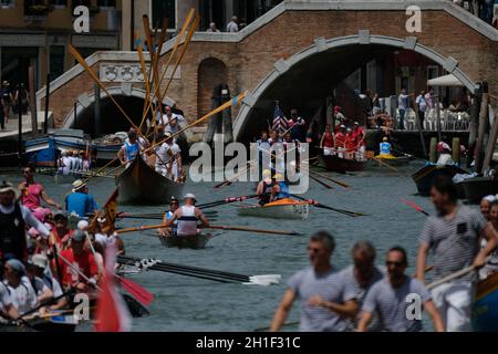 Ruderer kommen am Cannaregio-Kanal an, um am Vogalonga in Venedig, Italien, am 09. Juni 2019 teilzunehmen. (MVS) Stockfoto