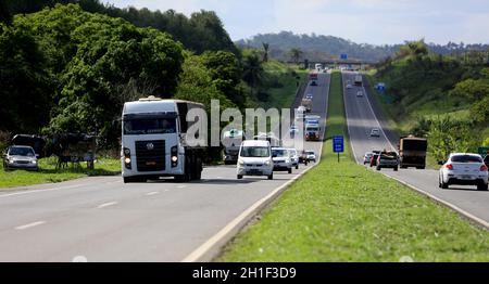 simoes filho, bahia / brasilien - 24. märz 2017: Bewegung von Lastkraftwagen und Automobilen auf der Bundesstraße BR 324 in der Gemeinde Simoes Stockfoto