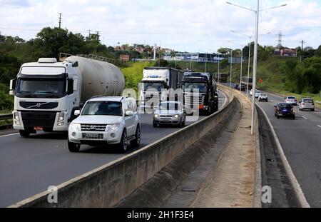 simoes filho, bahia / brasilien - 24. märz 2017: Bewegung von Lastkraftwagen und Automobilen auf der Bundesstraße BR 324 in der Gemeinde Simoes Stockfoto