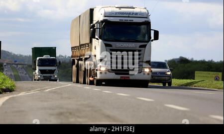 simoes filho, bahia / brasilien - 24. märz 2017: Bewegung von Lastkraftwagen und Automobilen auf der Bundesstraße BR 324 in der Gemeinde Simoes Stockfoto