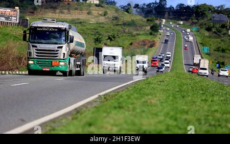 simoes filho, bahia / brasilien - 24. märz 2017: Bewegung von Lastkraftwagen und Automobilen auf der Bundesstraße BR 324 in der Gemeinde Simoes Stockfoto