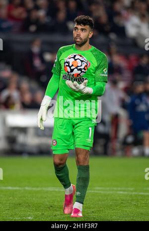 Brentford, Großbritannien. Oktober 2021. Brentford-Torwart David Raya Martin beim Premier League-Spiel zwischen Brentford und Chelsea im Brentford Community Stadium, Brentford, England, am 16. Oktober 2021. Foto von Andrew Aleksiejczuk/Prime Media Images. Quelle: Prime Media Images/Alamy Live News Stockfoto