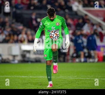 Brentford, Großbritannien. Oktober 2021. Brentford-Torwart David Raya Martin beim Premier League-Spiel zwischen Brentford und Chelsea im Brentford Community Stadium, Brentford, England, am 16. Oktober 2021. Foto von Andrew Aleksiejczuk/Prime Media Images. Quelle: Prime Media Images/Alamy Live News Stockfoto