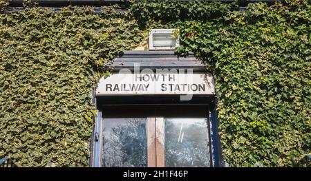 Howth bei Dublin, Irland - 15. Februar 2019: Blick auf den Bahnhof Howth DART an einem Wintertag Stockfoto