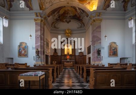 DEUTSCHLAND, DÜSSELDORF - 7. NOVEMBER 2019: Blick durch das Hauptschiff der Kapelle St. Joseph am 7. November 2019 in Düsseldorf Stockfoto