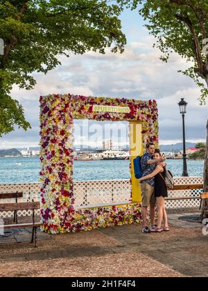 San Juan, Puerto Rico - 29. April 2019: Buntes Spielwiese mit Blumen für ein Foto als Andenken in San Juan, Puerto Rico, Karibik. Stockfoto