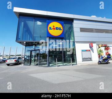 PRAG, TSCHECHISCHE REPUBLIK - 29. MAI 2020: Blick auf die Außenfassade des LIDL-Geschäftsgebäudes. LIDL ist eine deutsche Rabattkette, die 1973 von der deutschen Merch gegründet wurde Stockfoto