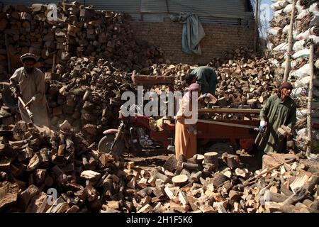 Kabul, Afghanistan. Oktober 2021. Afghanische Männer arbeiten auf einem Holzmarkt in Kabul, Afghanistan, 17. Oktober 2021. UM MIT „Feature: Afghanen kämpfen darum, im kommenden Winter bei einer Preiserhöhung des täglichen Bedarfs warm zu bleiben“ zu GEHEN. Quelle: Saifurahman Safi/Xinhua/Alamy Live News Stockfoto