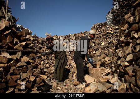 Kabul, Afghanistan. Oktober 2021. Afghanische Männer arbeiten auf einem Holzmarkt in Kabul, Afghanistan, 17. Oktober 2021. UM MIT „Feature: Afghanen kämpfen darum, im kommenden Winter bei einer Preiserhöhung des täglichen Bedarfs warm zu bleiben“ zu GEHEN. Quelle: Saifurahman Safi/Xinhua/Alamy Live News Stockfoto