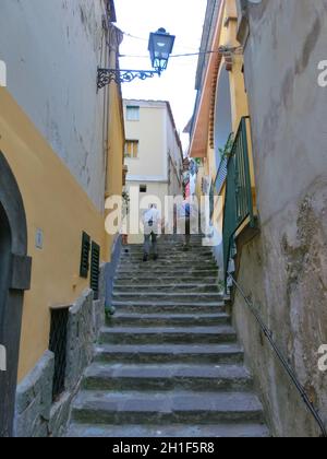 Typische schmale Straße und bunte Häuser in der Stadt Positano, Amalfiküste bei Italien Stockfoto