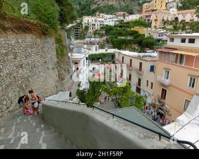 Typische schmale Straße und bunte Häuser in der Stadt Positano, Amalfiküste bei Italien Stockfoto