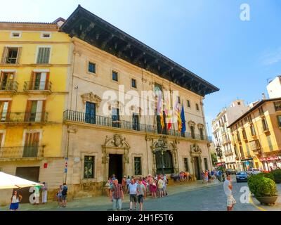 Palma de Mallorca, Spanien - 07. September 2015: Menschen gehen am 07. September 2015 in den zentralen Straßen von Palma de Mallorca, Balearen, Spanien Stockfoto