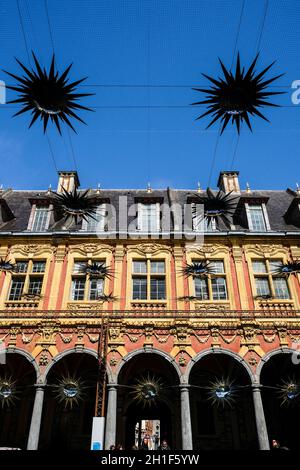 FRANKREICH. NORD (59). LILLE. ELDORADO', 5. THEMATISCHE AUSGABE VON LILLE3000. 'SOLES DE ORO' (GOLDENE SONNE), INSTALLATION DES MEXIKANISCHEN KÜNSTLERS BETSABEE ROMER Stockfoto