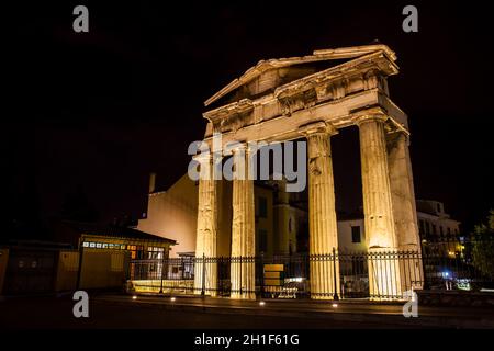 Nacht Blick auf das Tor von Athena Archegetis an die Römische Agora von Athen entfernt Stockfoto