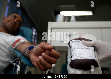 salvador, bahia / brasilien - 06. april 2017: Im Blutspendezentrum der Stadt Salvador wird eine Person gesehen, die Blut spendet. Das Blut wird an die Öffentlichkeit verteilt Stockfoto