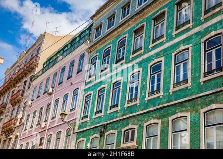 Die traditionelle Architektur der Fassaden mit keramischen Fliesen genannt Azulejos in der Stadt Lissabon in Portugal abgedeckt Stockfoto