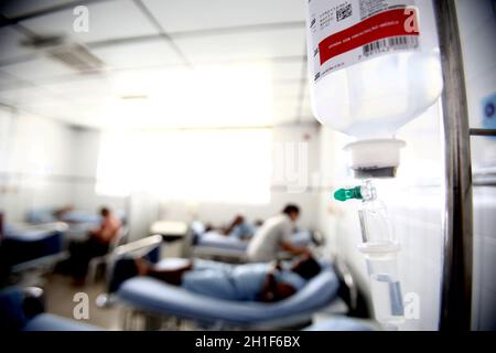 salvador, bahia / brasilien - 19. oktober 2017: Der Patient wird im Infernalbett des Krankenhauses Santo Antonio unter intravenösem Serum gesehen. *** Lokale Captio Stockfoto