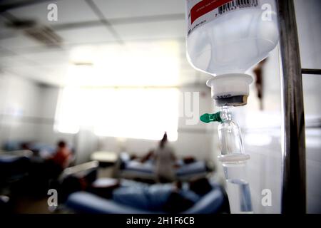 salvador, bahia / brasilien - 19. oktober 2017: Der Patient wird im Infernalbett des Krankenhauses Santo Antonio unter intravenösem Serum gesehen. *** Lokale Captio Stockfoto