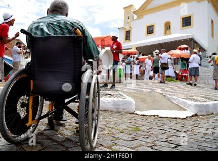 salvador, bahia / brasilien - 25. januar 2015: Rollstuhlfahrer werden in der Nachbarschaft von São Lazaro in der Stadt Salvador gesehen. *** Ortsüberschrift *** Stockfoto