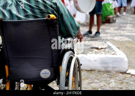 salvador, bahia / brasilien - 25. januar 2015: Rollstuhlfahrer werden in der Nachbarschaft von São Lazaro in der Stadt Salvador gesehen. *** Ortsüberschrift *** Stockfoto